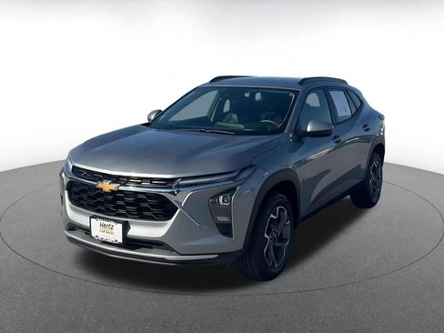Used 2025 Chevrolet Trax LT FWD image 7