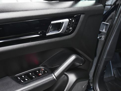 Used 2022 Porsche Cayenne Platinum Edition image 10