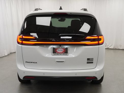 New 2027 Chrysler Pacifica Select AWD/4WD image 11