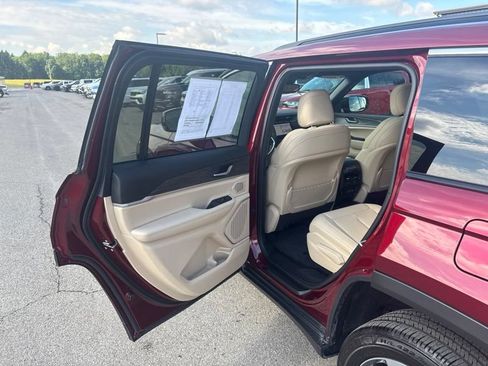 Used 2024 Jeep Grand Cherokee L Limited AWD/4WD image 16