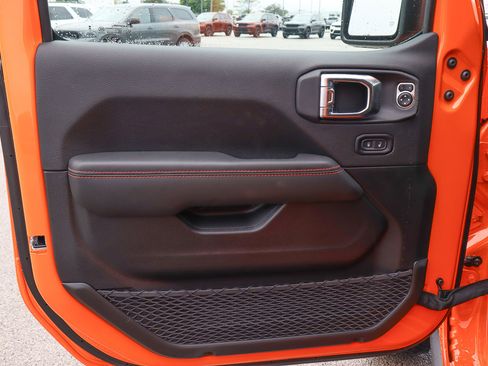 Used 2025 Jeep Wrangler Unlimited Rubicon w/ Convenience Group image 16