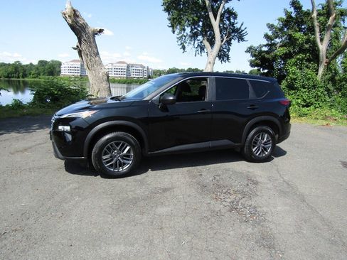 Used 2024 Nissan Rogue S AWD/4WD image 3