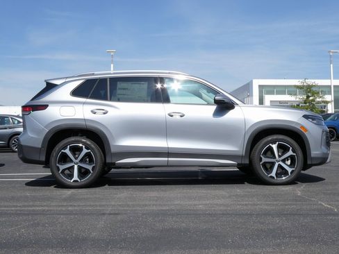 New 2025 Volkswagen Tiguan SE image 2