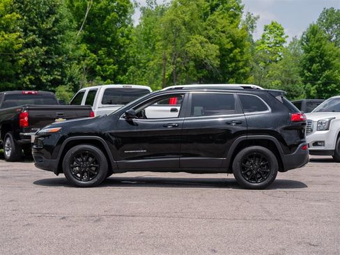 Used 2018 Jeep Cherokee Latitude Plus w/ Cold Weather Group AWD/4WD image 8