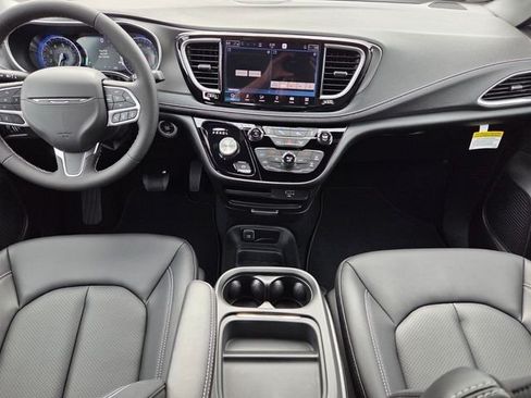 Certified 2027 Chrysler Pacifica Select FWD image 16