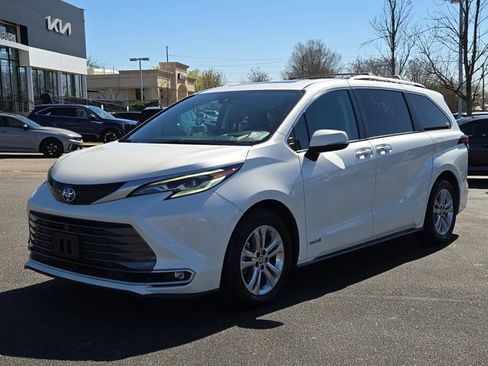 Used 2021 Toyota Sienna Platinum image 1