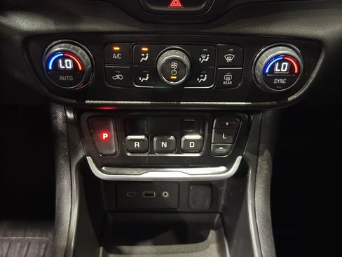 Used 2021 GMC Terrain SLE w/ Driver Convenience Package AWD/4WD image 29
