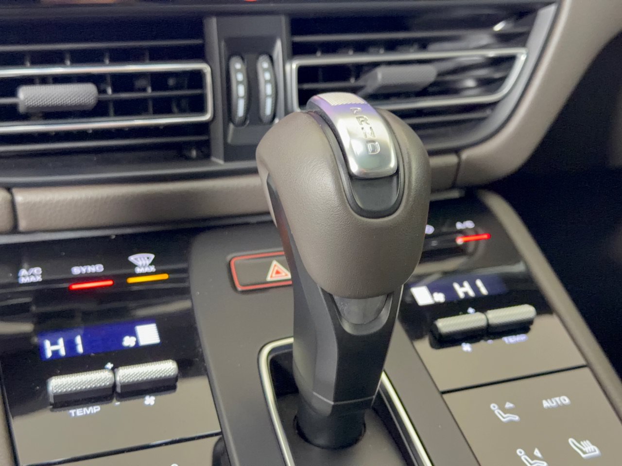 Certified 2025 Porsche Macan w/ Premium Package Plus AWD/4WD image 24