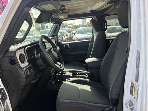 Used 2025 Jeep Wrangler Unlimited Sahara AWD/4WD image 27