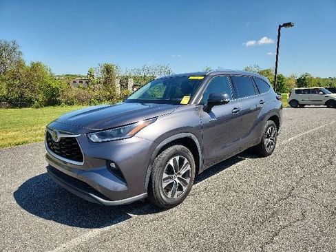 Used 2021 Toyota Highlander XLE FWD image 3