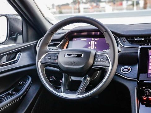 New 2025 Jeep Grand Cherokee Laredo X w/ Luxury Tech Group I image 16