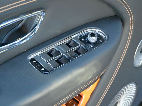 Used 2025 Bentley Bentayga image 21