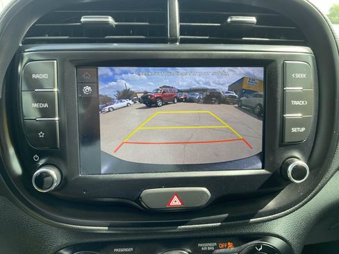 Used 2025 Kia Soul LX w/ LX Technology Package FWD image 17