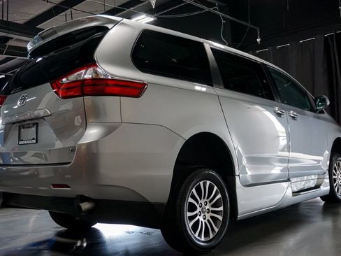 Used 2019 Toyota Sienna XLE Premium FWD image 7