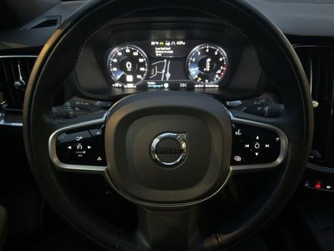 Used 2020 Volvo V60 T5 Momentum w/ Momentum Advanced Package image 16