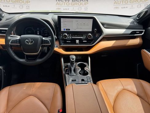 Used 2024 Toyota Highlander Platinum AWD/4WD image 10