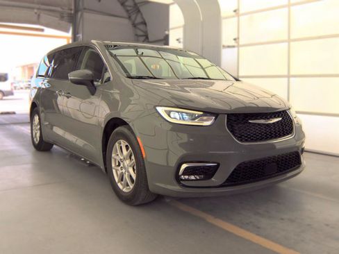 Used 2023 Chrysler Pacifica Touring-L FWD image 1
