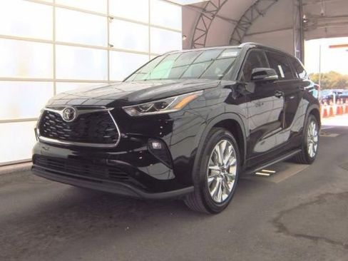 Used 2023 Toyota Highlander Limited FWD image 1