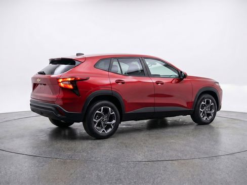 Used 2025 Chevrolet Trax LT FWD image 9