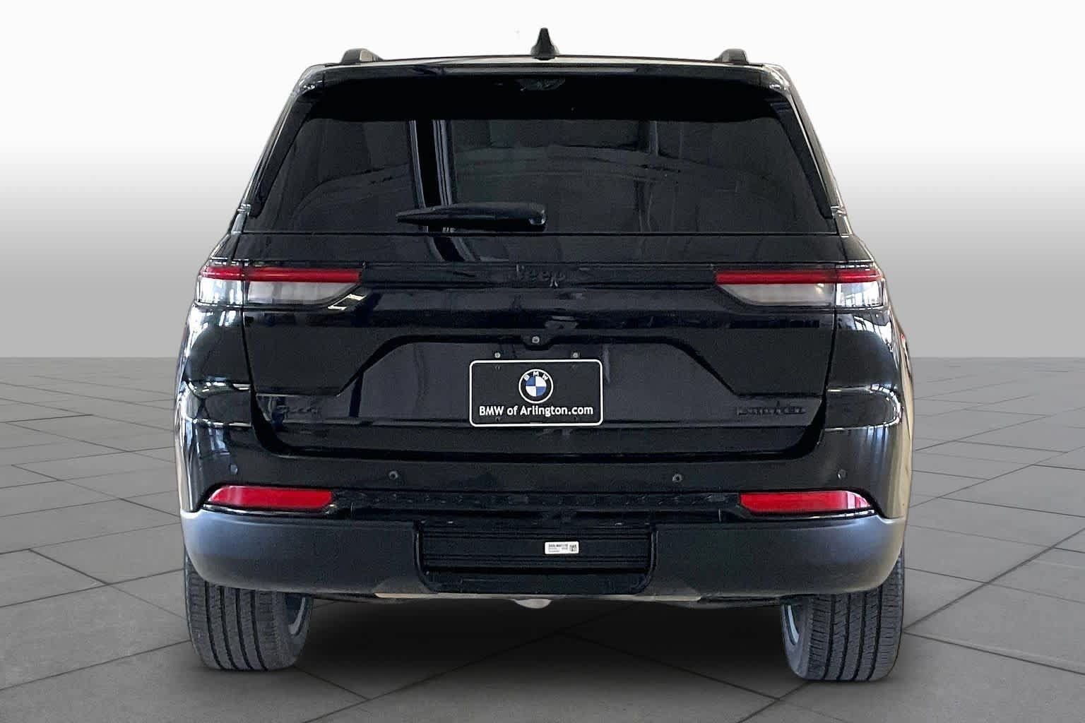 Used 2023 Jeep Grand Cherokee Limited w/ Luxury Tech Group II AWD/4WD image 4