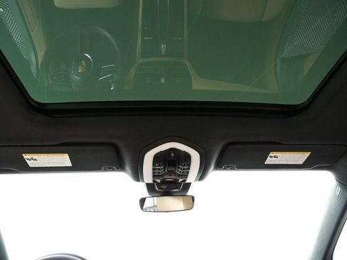 Certified 2025 Porsche Macan AWD image 21