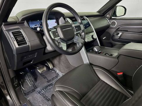 Used 2024 Land Rover Discovery Metropolitan Edition image 9