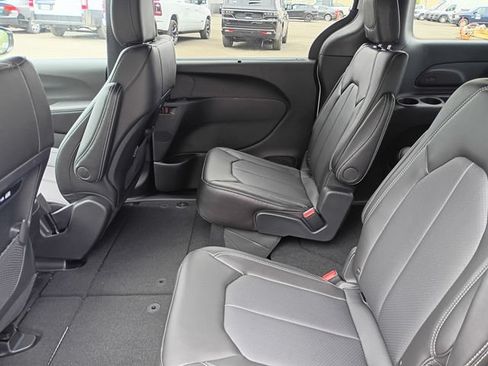 Used 2027 Chrysler Pacifica Select AWD/4WD image 19