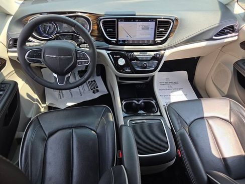 Used 2024 Chrysler Pacifica Limited FWD image 9