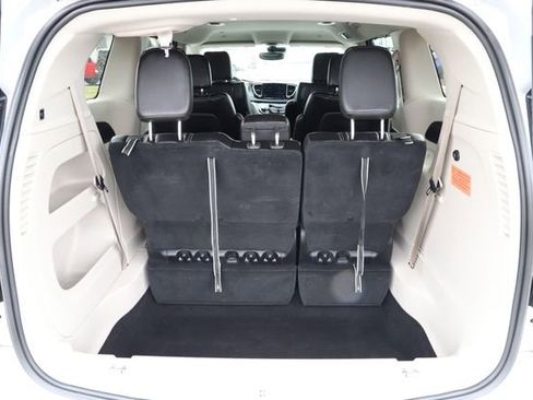 Used 2024 Chrysler Pacifica Touring-L image 8