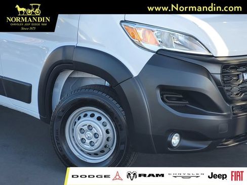 Used 2024 RAM ProMaster 2500 w/ Convenience Group FWD image 3