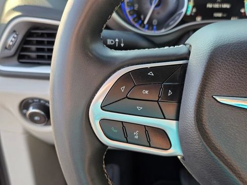 Used 2023 Chrysler Pacifica Touring-L FWD image 29