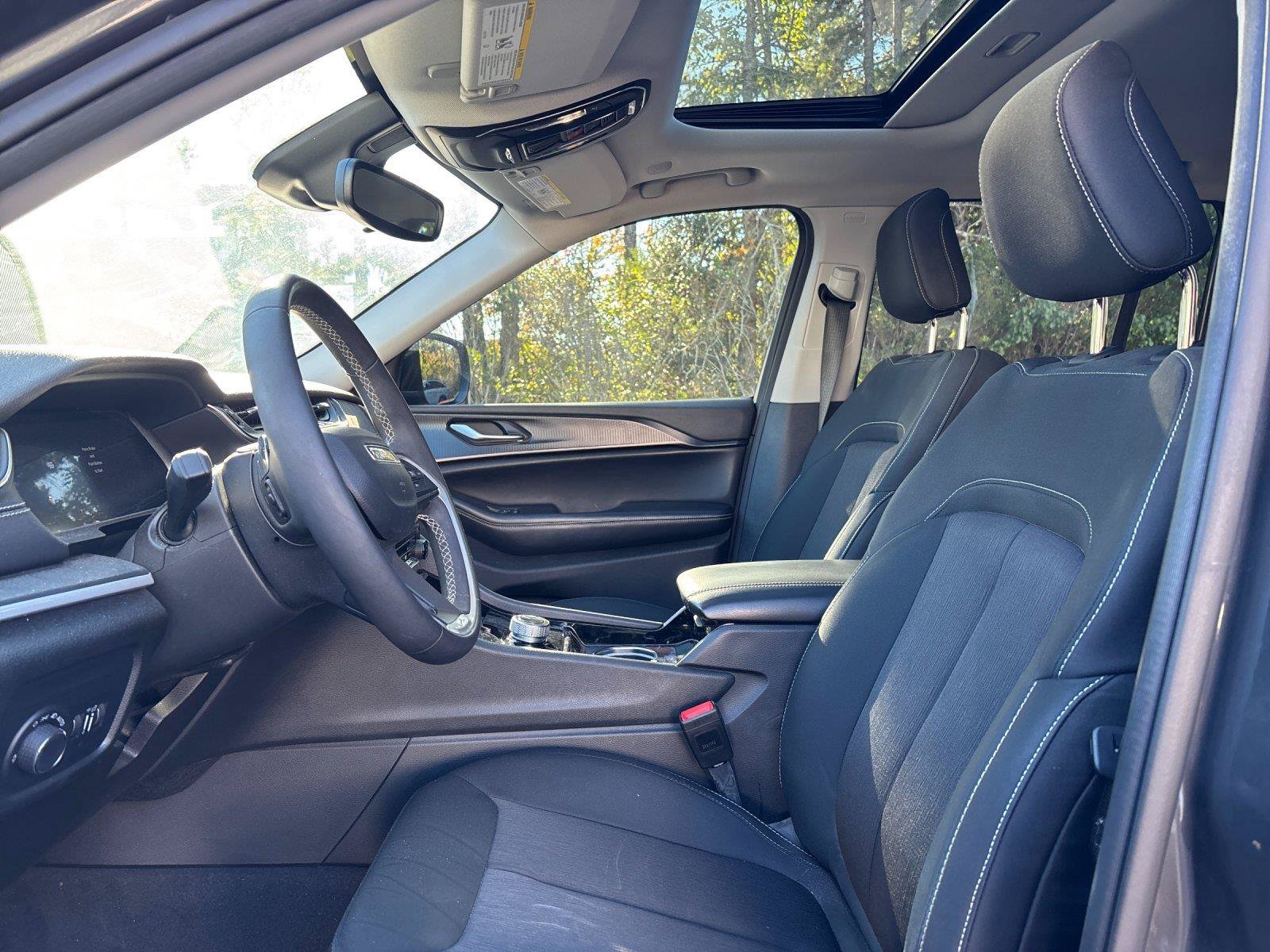 Used 2023 Jeep Grand Cherokee Laredo RWD image 14