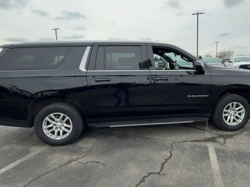 Used 2023 Chevrolet Suburban LT RWD image 9