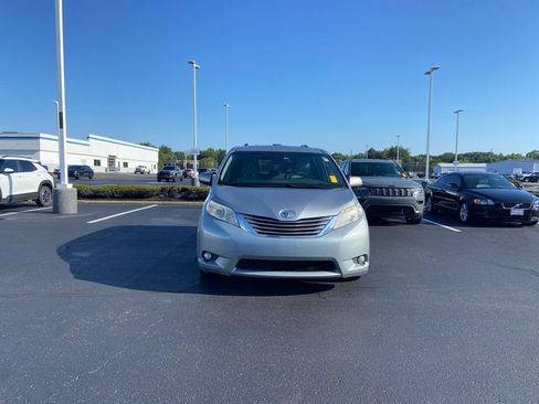 Used 2017 Toyota Sienna XLE AWD/4WD image 8