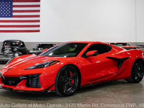 Used 2023 Chevrolet Corvette Z06 w/ Z07 Performance Package RWD image 3
