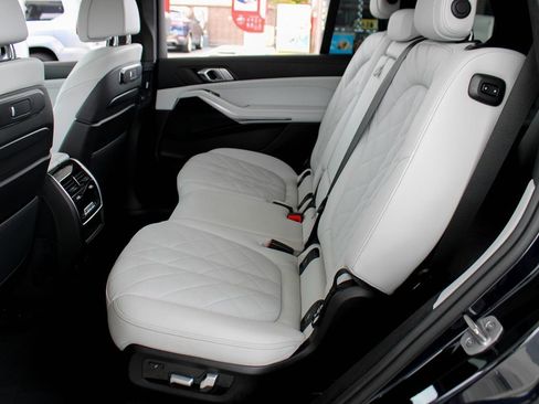 Used 2024 BMW X7 xDrive40i w/ M Sport Package AWD/4WD image 21