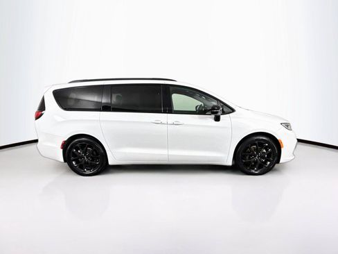 Used 2025 Chrysler Pacifica Limited FWD image 11