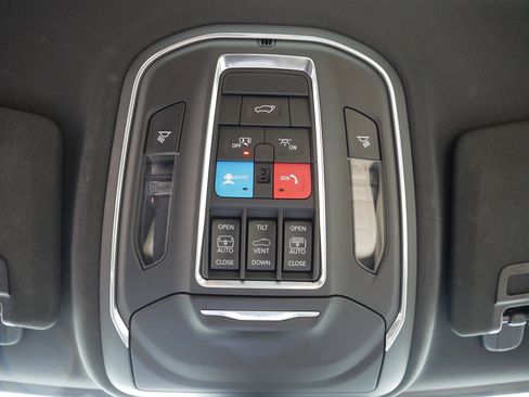 Used 2024 Jeep Grand Cherokee Limited w/ Luxury Tech Group II image 32