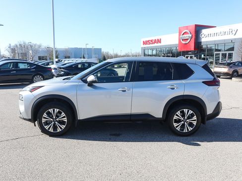 Used 2023 Nissan Rogue SV image 2