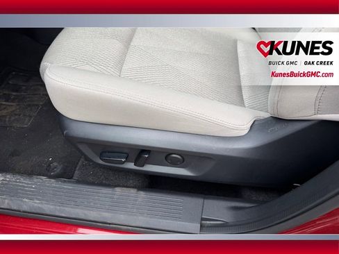 Used 2025 Nissan Rogue SV FWD image 9