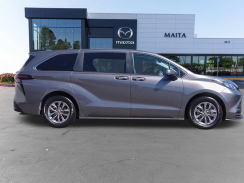 Used 2024 Toyota Sienna LE AWD/4WD image 2