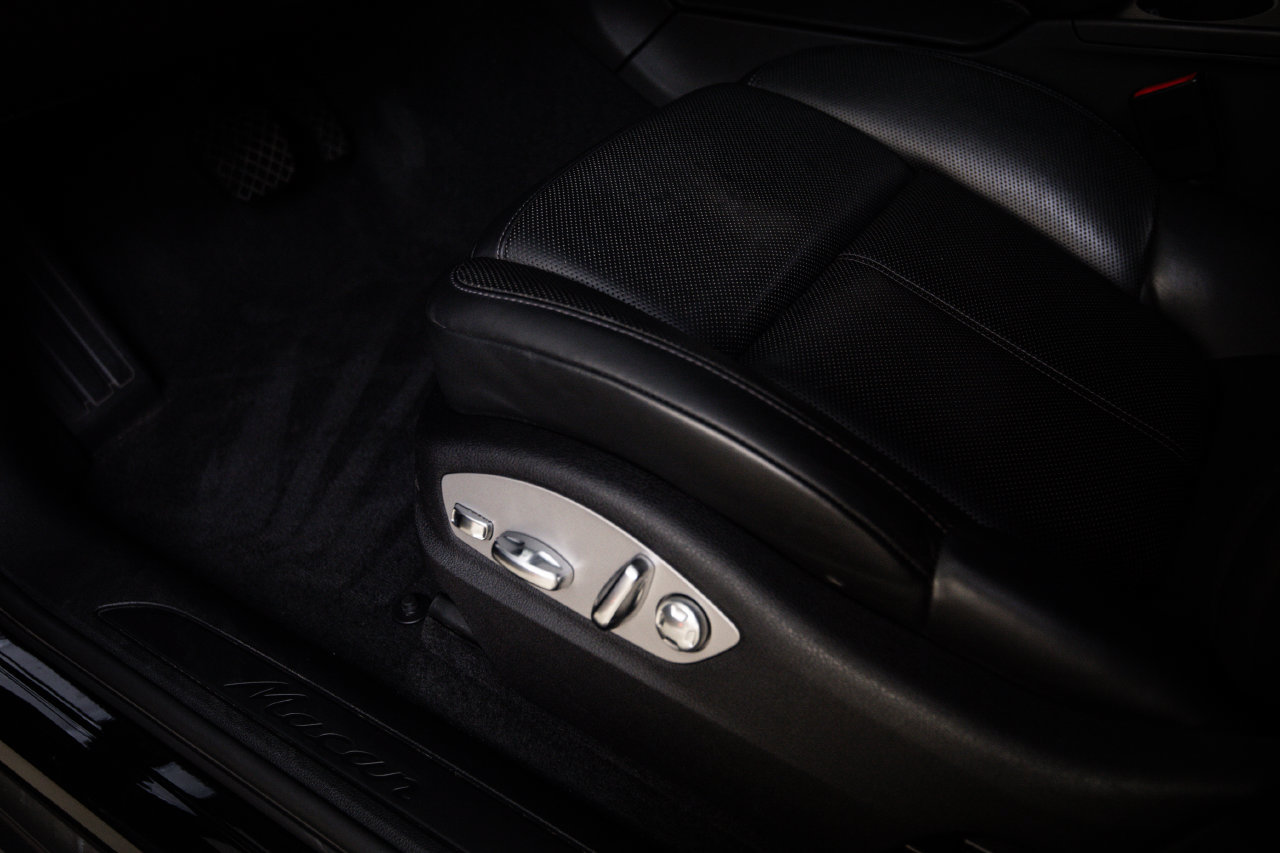 Certified 2023 Porsche Macan AWD/4WD image 14