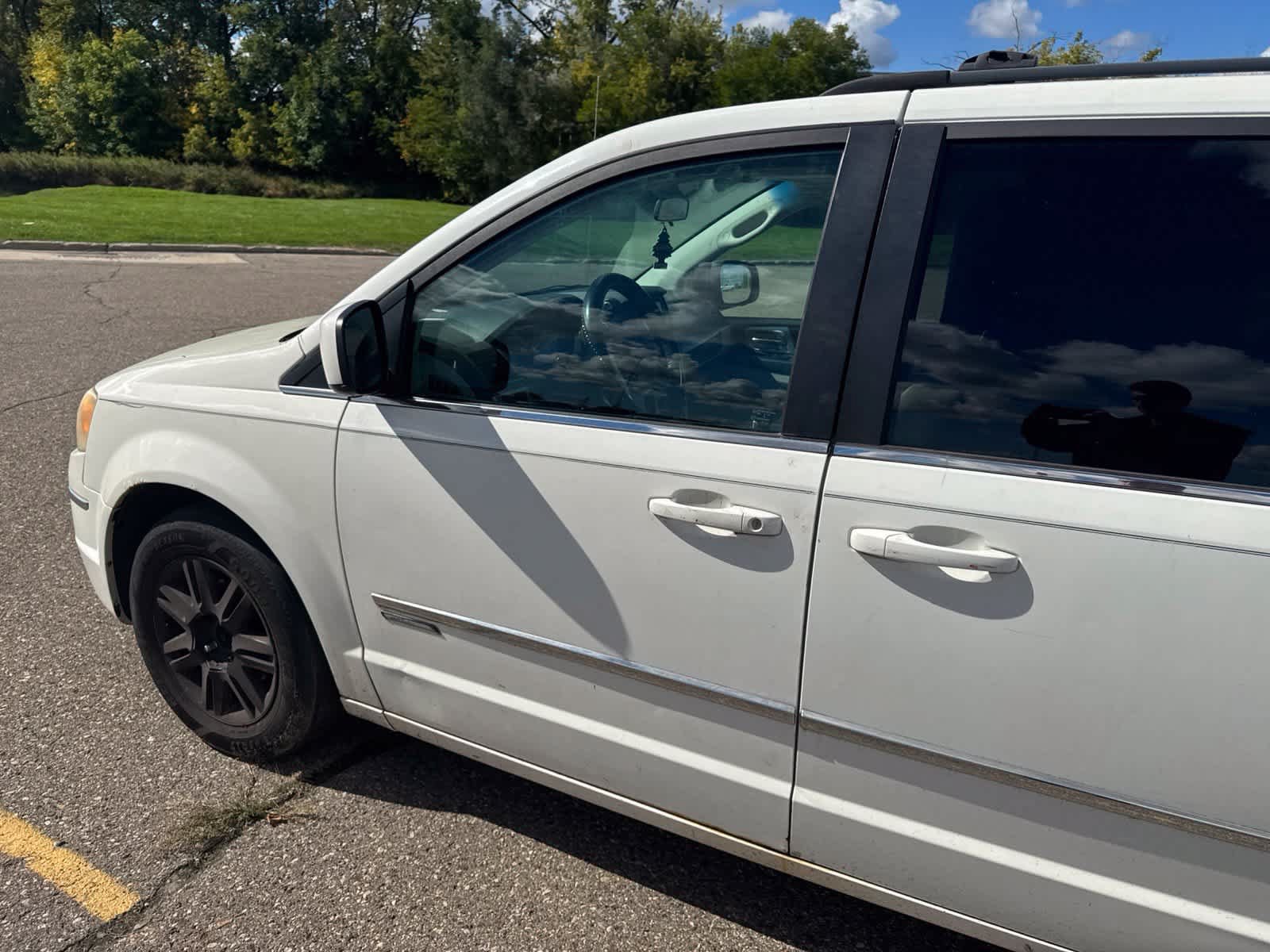Used 2010 Chrysler Town & Country Touring FWD image 18