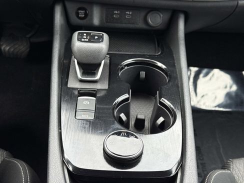 Used 2024 Nissan Rogue SV image 12