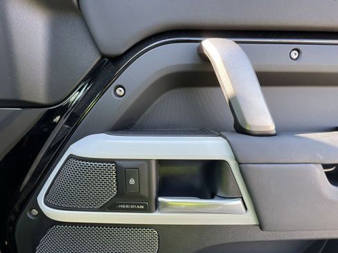 Used 2024 Land Rover Defender 90 X-Dynamic SE image 18