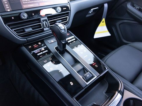 Certified 2026 Porsche Macan image 17