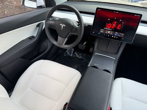 Used 2022 Tesla Model Y Long Range image 38