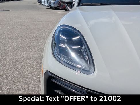 Used 2022 Porsche Macan image 11