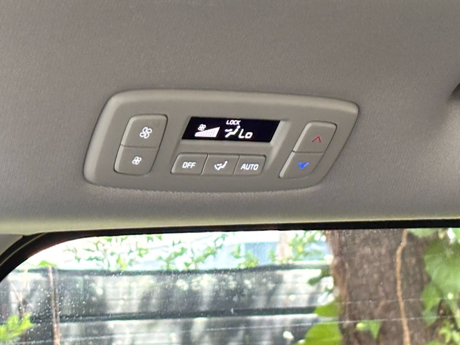 Used 2026 Kia Carnival FWD image 24