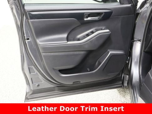 Used 2020 Toyota Highlander XLE image 12